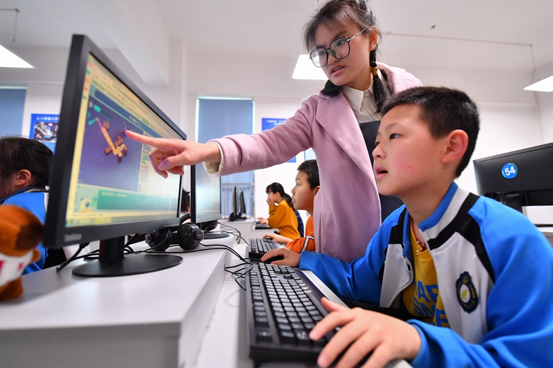 湖南湘潭:“科技课堂”点燃孩子“科学梦”