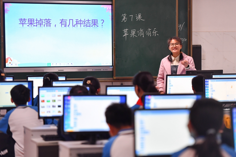 湖南湘潭:“科技课堂”点燃孩子“科学梦”