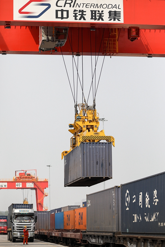 首趟中老铁路(郑州—万象)国际货运列车按图运行