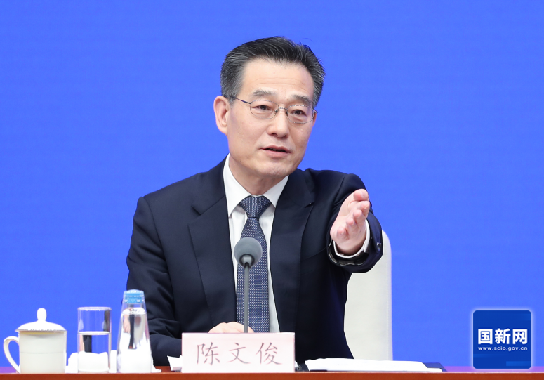 国务院新闻办举行发布会 解读宏观经济形势和政策