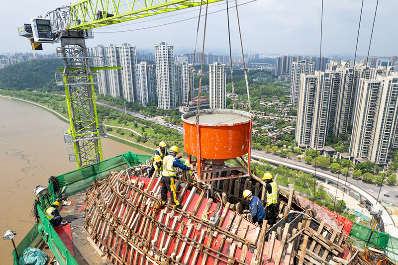 长沙兴联路大通道项目双塔斜拉桥主塔封顶