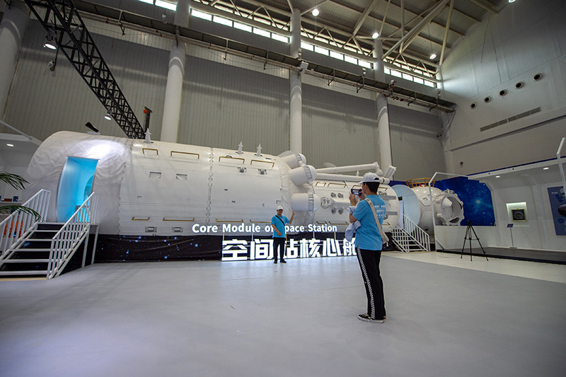 湖北武汉:走进航天科普展 迎接“中国航天日”