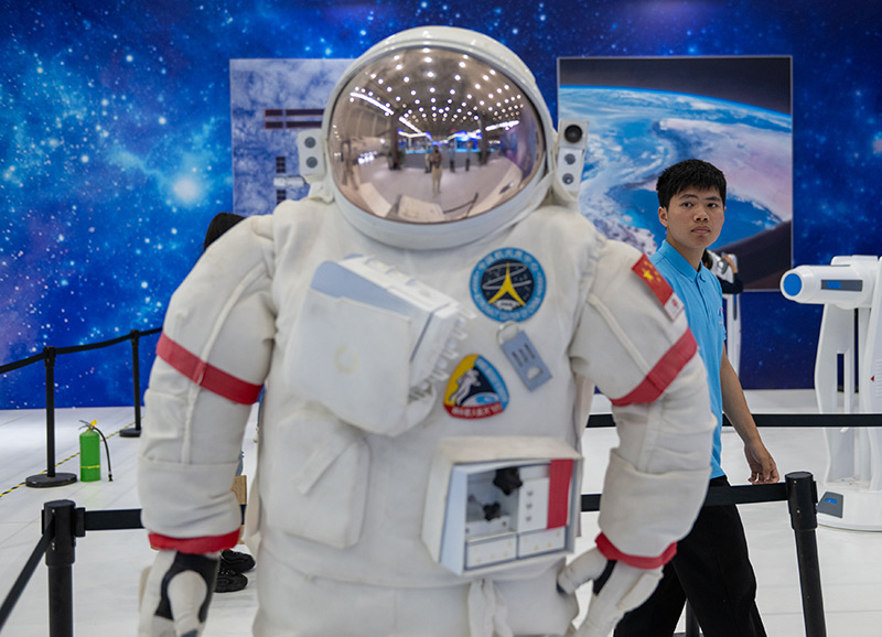 湖北武汉:走进航天科普展 迎接“中国航天日”