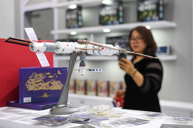 湖北武汉:走进航天科普展 迎接“中国航天日”