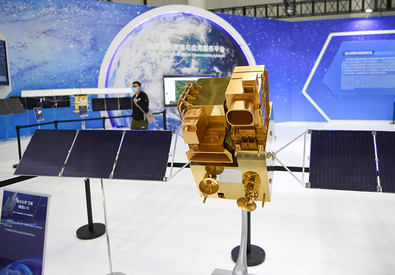 湖北武汉:走进航天科普展 迎接“中国航天日”