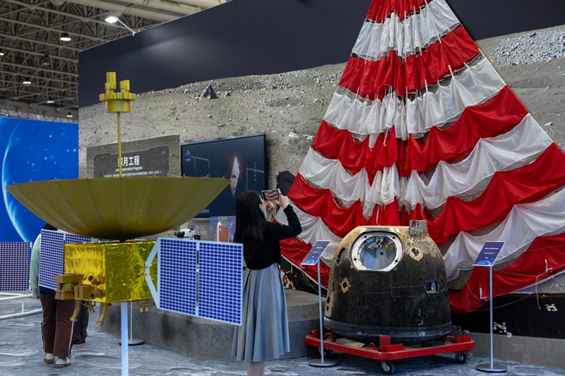 湖北武汉:走进航天科普展 迎接“中国航天日”