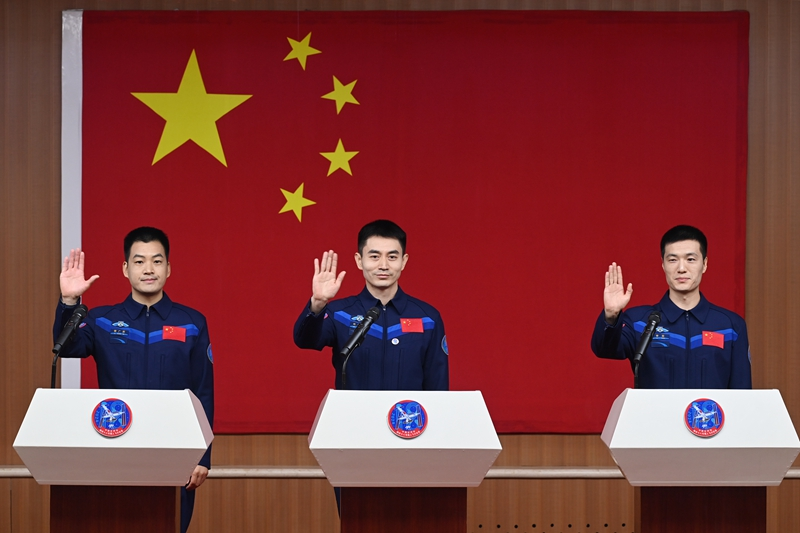 神舟十八号载人飞行任务航天员与记者见面