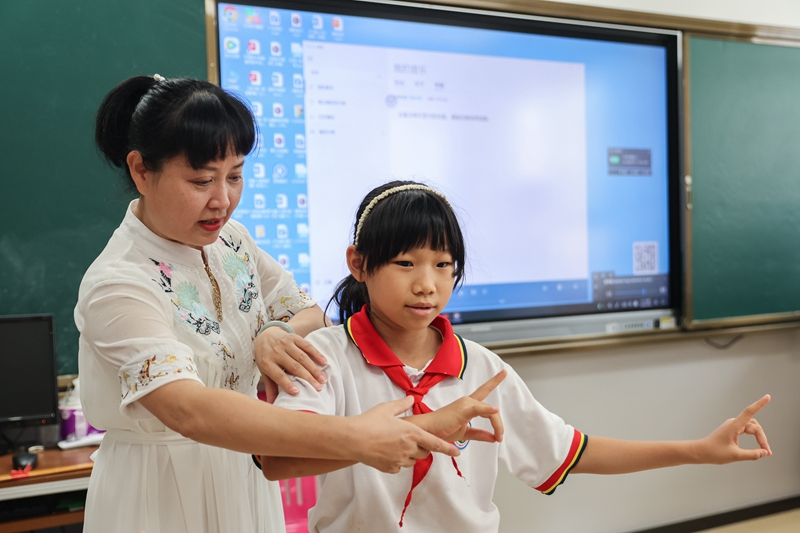 海南定安:琼剧进校园 非遗共传承