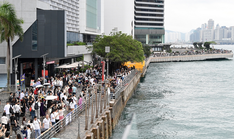 “五一”假期首日 香港迎来大批内地旅客