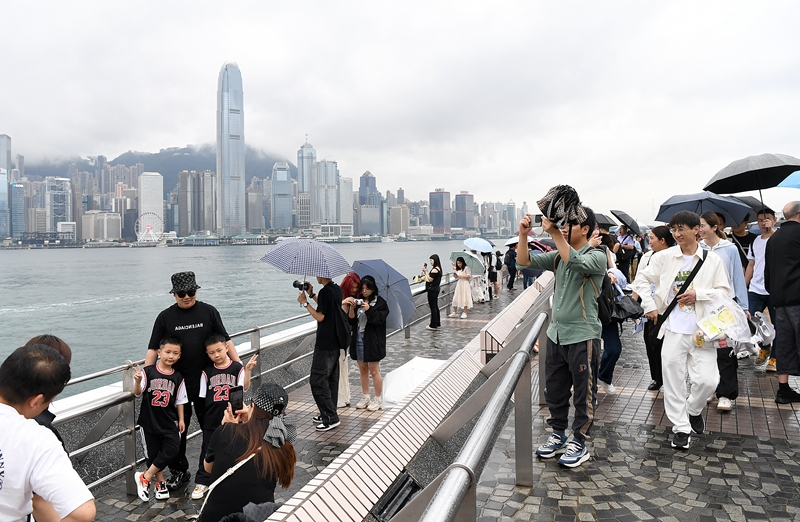 “五一”假期首日 香港迎来大批内地旅客