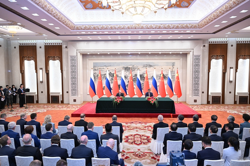 5月16日,习近平同俄罗斯总统普京共同会见记者