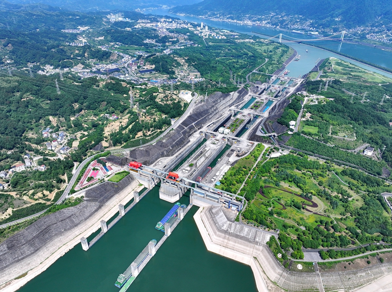 三峡枢纽累计航运通过量突破20亿吨