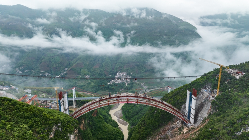 乌蒙山大桥双幅主拱圈顺利合龙