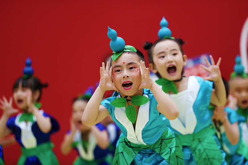 近日,多彩活动迎“六一”