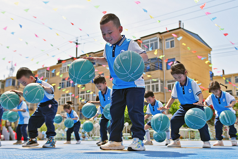 近日,多彩活动迎“六一”