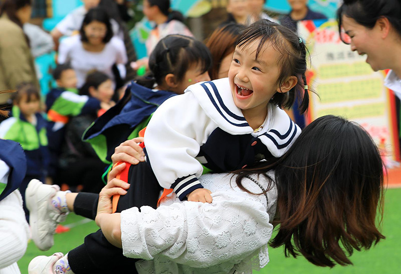 近日,多彩活动迎“六一”