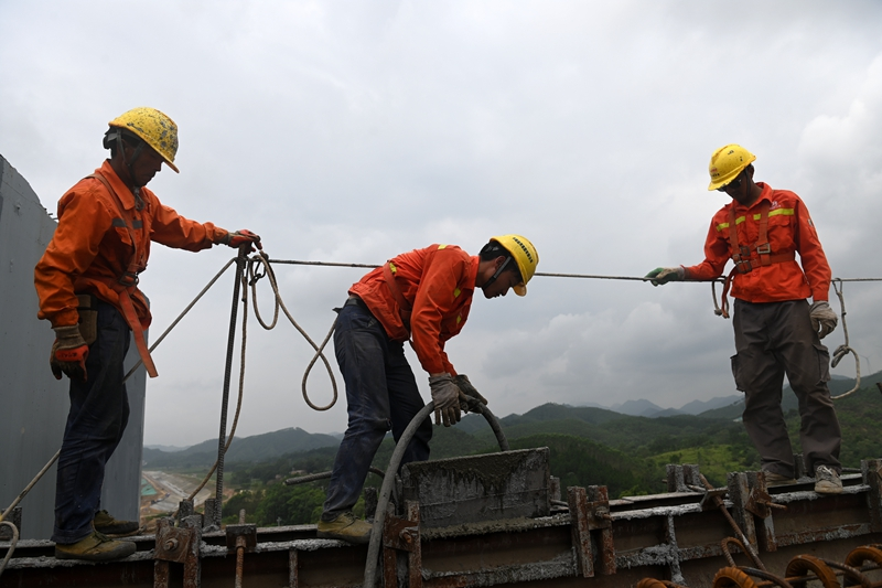 广西:南湛高速公路建设有序推进