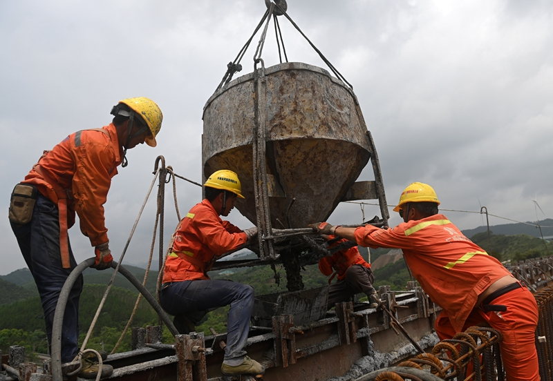 广西:南湛高速公路建设有序推进