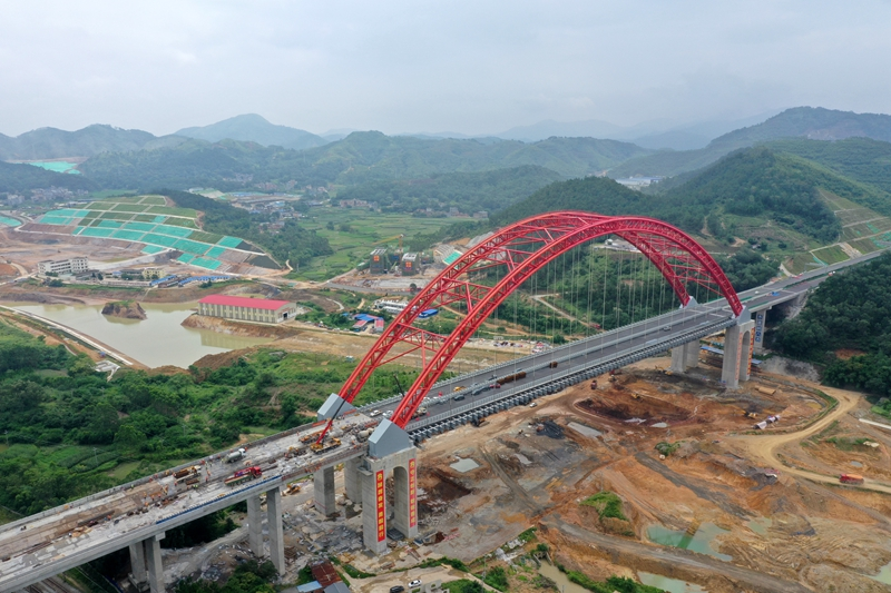 广西:南湛高速公路建设有序推进