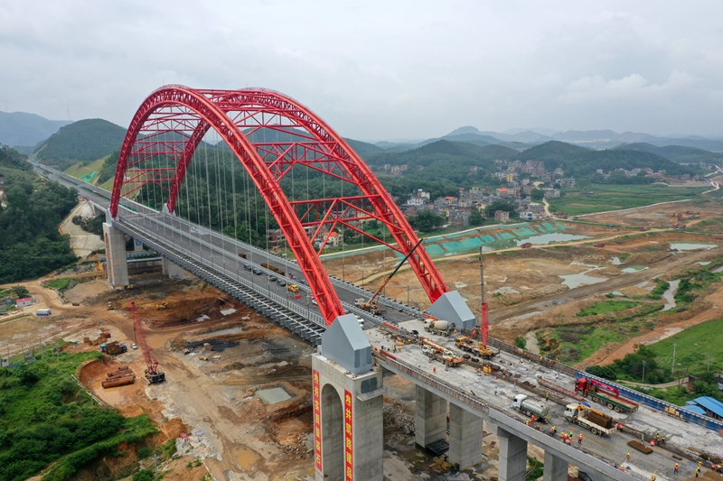 广西:南湛高速公路建设有序推进
