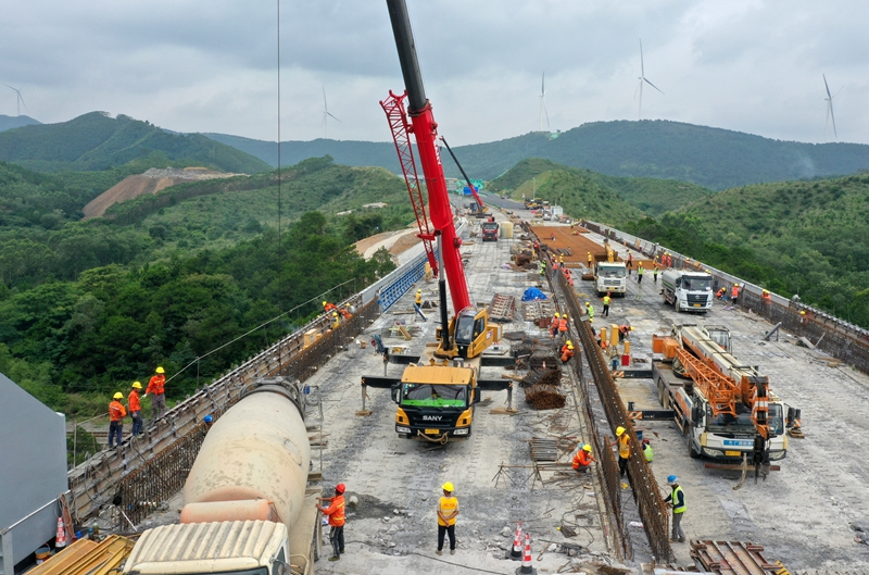 广西:南湛高速公路建设有序推进