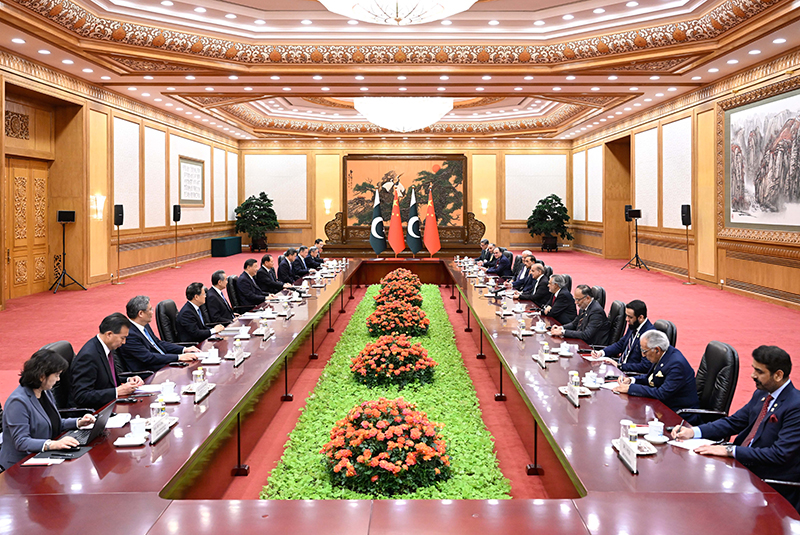 6月7日下午,国家主席习近平在北京人民大会堂会见来华正式访问的巴基斯坦总理夏巴兹