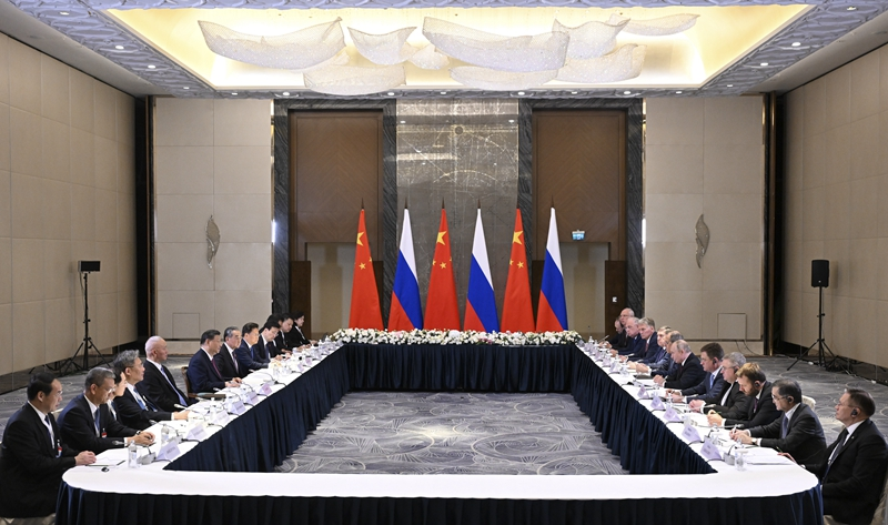 当地时间7月3日晚,国家主席习近平在阿斯塔纳出席上海合作组织峰会前会见俄罗斯总统普京
