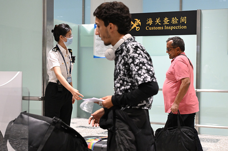 便利通关举措显效 中外人员往来升温