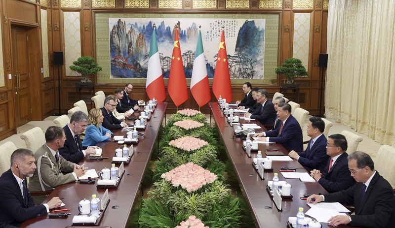 国家主席习近平在北京钓鱼台国宾馆会见来华进行正式访问的意大利总理梅洛尼。