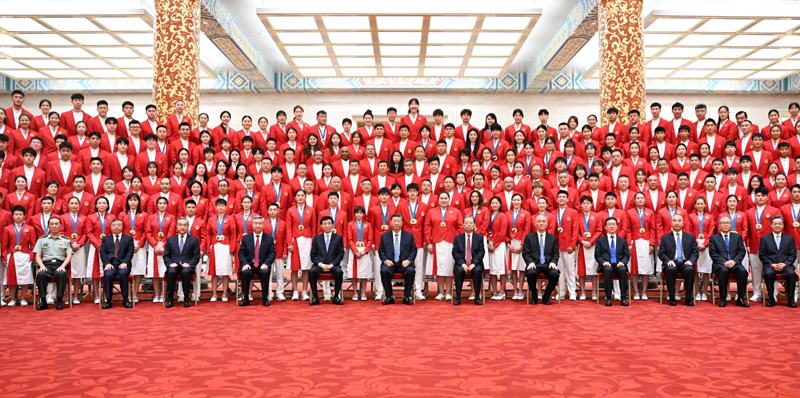 习近平在接见第33届奥运会中国体育代表团时强调:戒骄戒躁 再接再厉 为建设体育强国再立新功