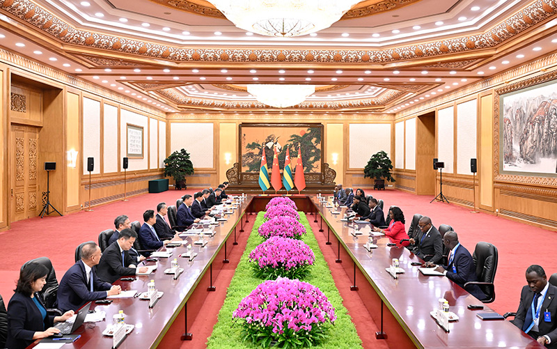 习近平会见多哥总统福雷