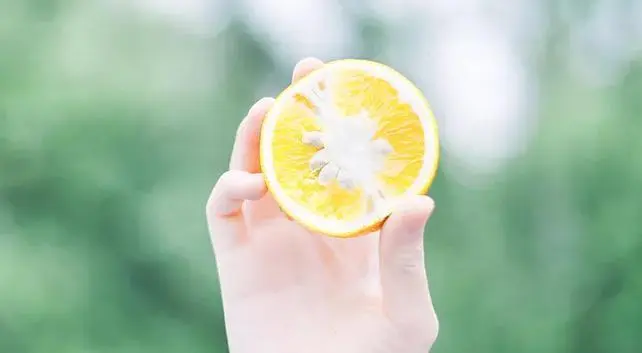 生活中，我们每个人都会有烦恼和忧愁，都曾经历挫折与不顺。阳光的人并不是万事如意，而是他们明白，击败苦难的不会是沮丧与抱怨，而是乐观与坚持。顺境也好，逆境也罢，保持一份积极向上的心态，才能走得更加稳健。早安！