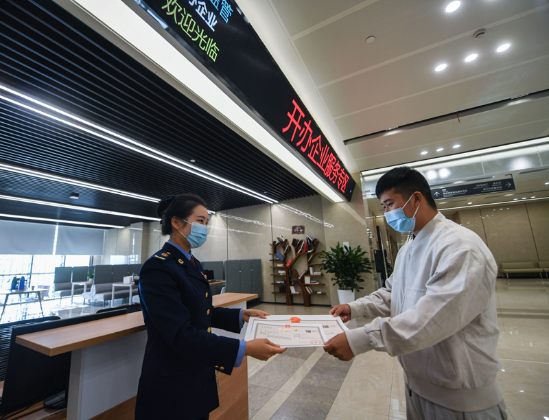 党的十九大以来公务员队伍建设工作综述:建设高素质人民公仆队伍 锻造新时代治国理政中坚力量