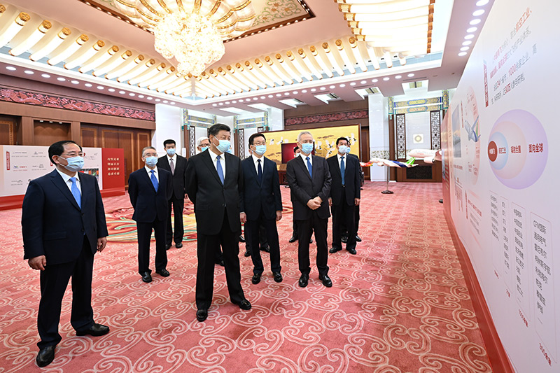 习近平会见C919大型客机项目团队代表并参观项目成果展览