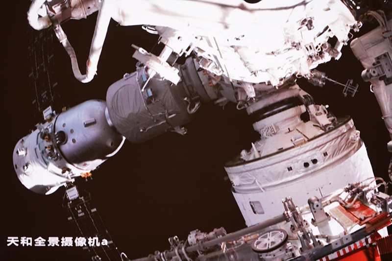 我国成功实施问天实验舱转位 中国空间站组合体转为两舱“L”构型在轨飞行