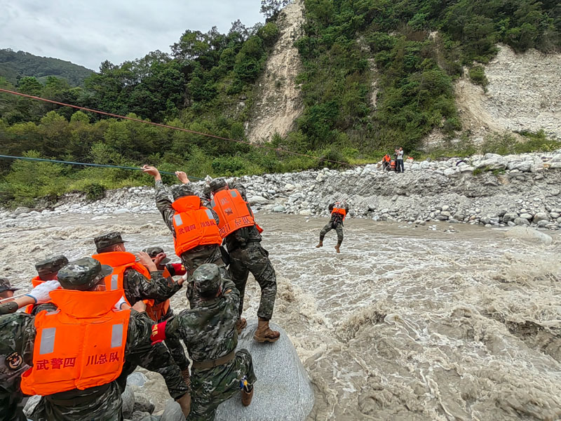 2700余子弟兵全力投入抗震救灾