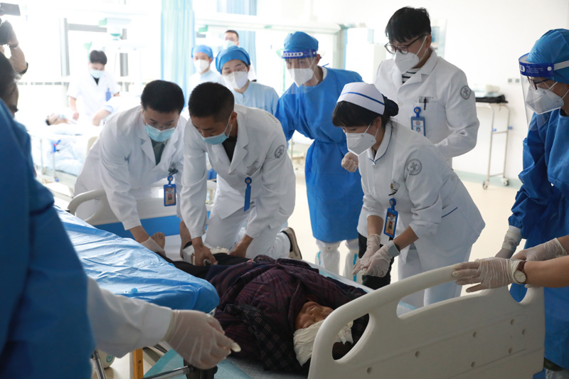 2700余子弟兵全力投入抗震救灾