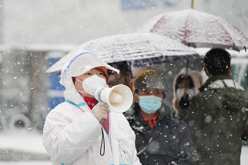 “始终坚持人民至上、生命至上”——习近平总书记指挥打好统筹疫情防控和经济社会发展之战述评