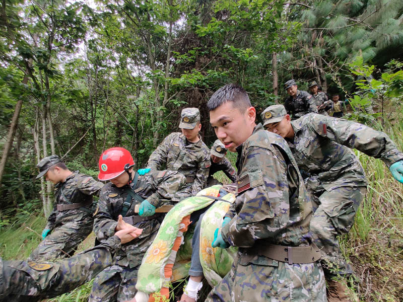 2700余子弟兵全力投入抗震救灾