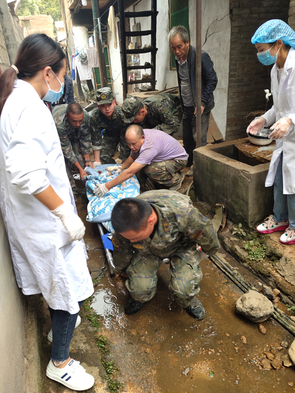 千余名部队救援力量紧急驰援四川泸定地震灾区