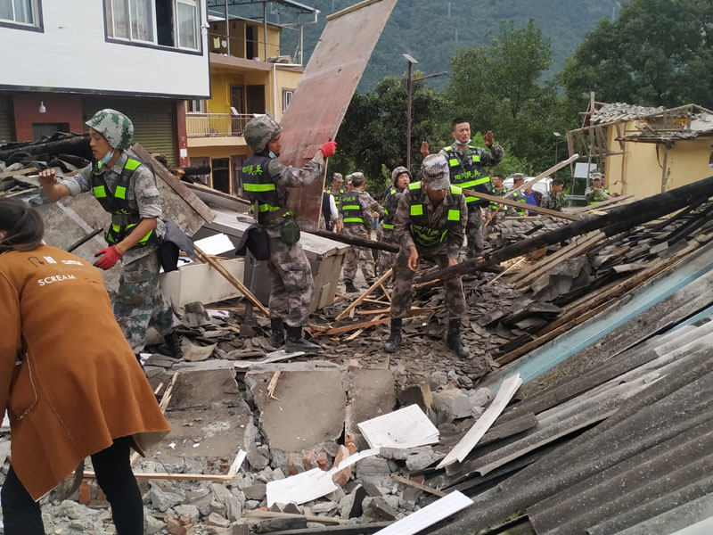 2700余子弟兵全力投入抗震救灾