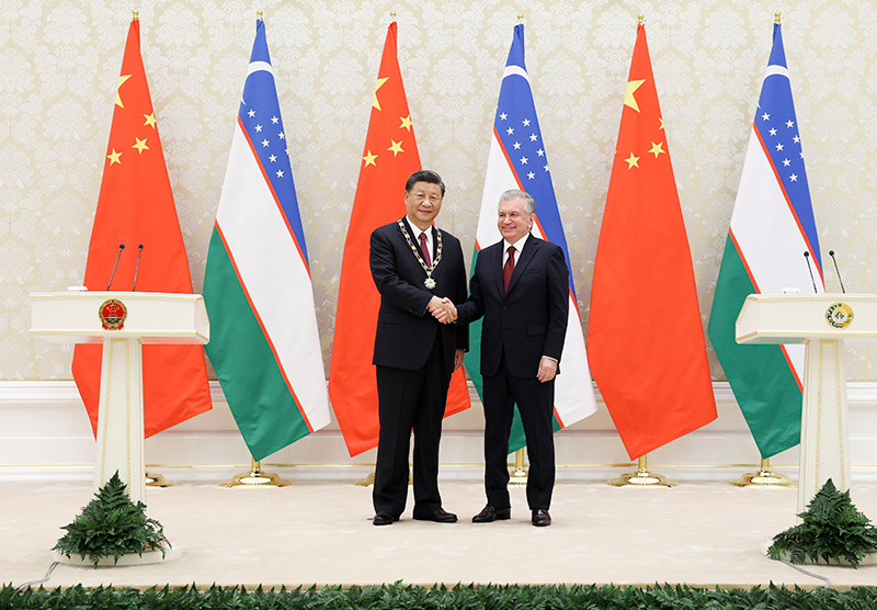 习近平接受乌兹别克斯坦总统米尔济约耶夫授予“最高友谊”勋章