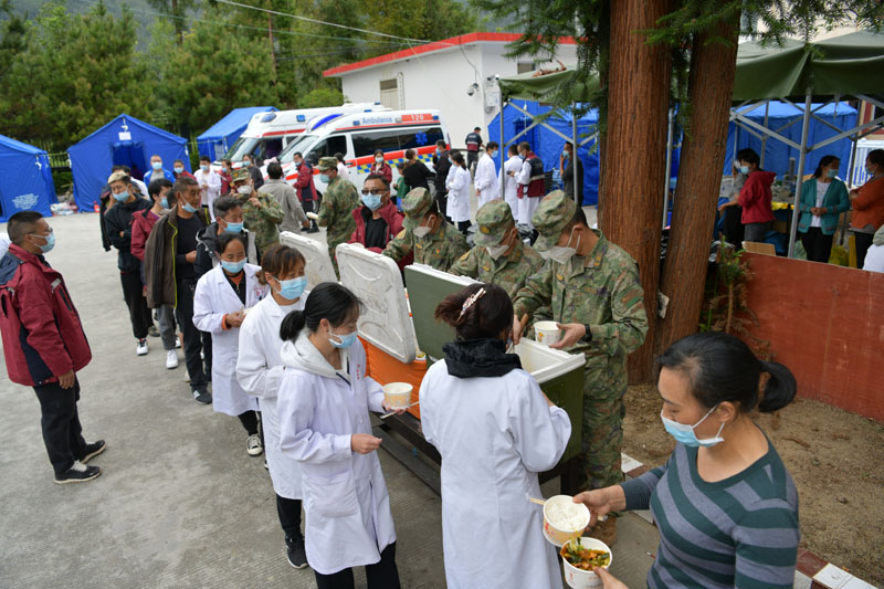 2700余子弟兵全力投入抗震救灾