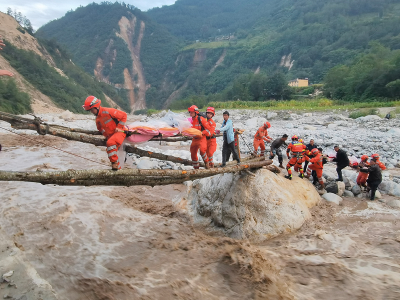 千余名部队救援力量紧急驰援四川泸定地震灾区