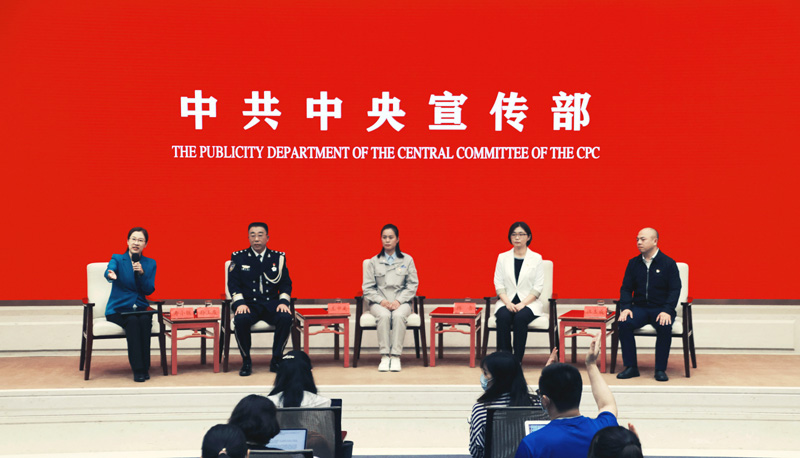 “伟大时代呼唤伟大精神，崇高事业需要榜样引领”——以习近平同志为核心的党中央关心功勋荣誉表彰工作纪实