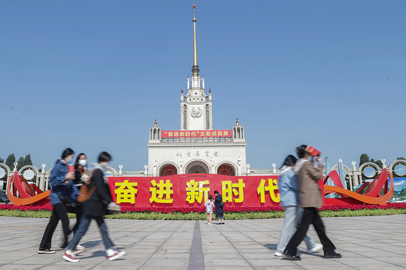 钟华论：我将无我，不负人民