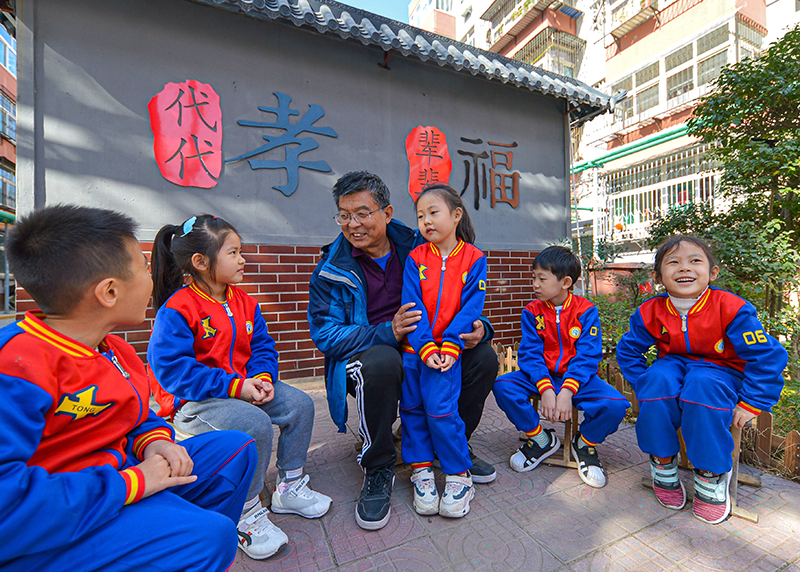 咬定青山不放松——党的十九大以来以习近平同志为核心的党中央贯彻执行中央八项规定、推进作风建设综述