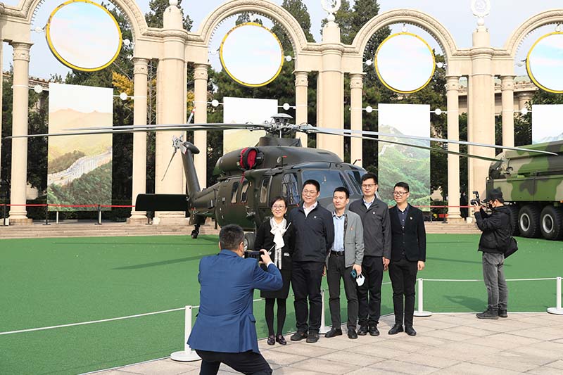 沿着中国特色强军之路阔步前进——从“奋进新时代”主题成就展看新时代国防和军队建设