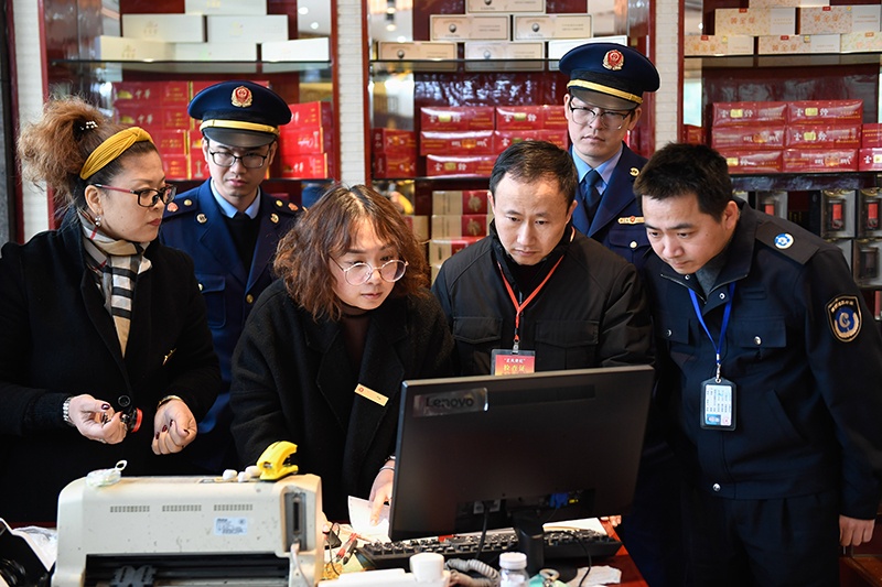 咬定青山不放松——党的十九大以来以习近平同志为核心的党中央贯彻执行中央八项规定、推进作风建设综述