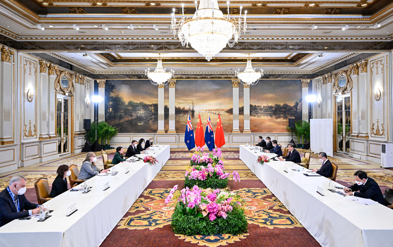 习近平会见新西兰总理阿德恩
